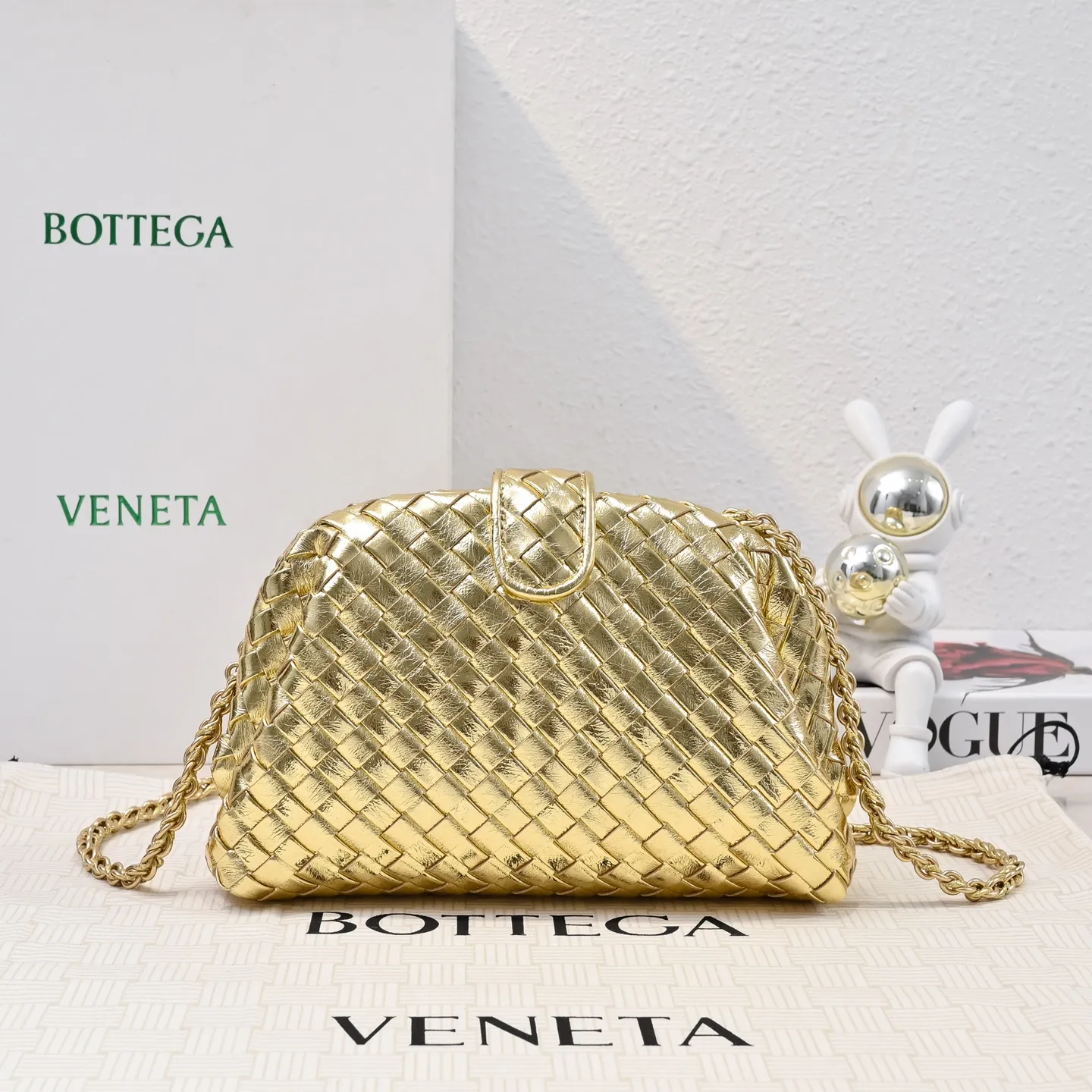 Batch 1880 BOTTEGA VENETA LAUREN 1980 small clutch bag is new! The small size that many people are squatting on is finally here. The self-adjustable zipper is a highlight of this bag. After being removed, it can be used as a handbag for important occasions. One bag unlocks two carrying methods at the same time. It is practical and has a unique sense of structure and beautiful lines. It is more elegant than a small cloud. It is a tribute to the classics and the pursuit of modernity. Style number: 4038 Size: 27*15*8cm